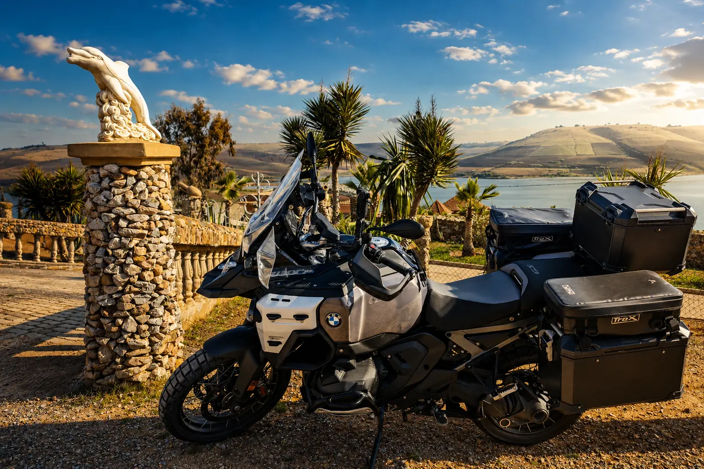 La GS 1300 Adventure de profil, chargée de ses valises SW-Motech TraX et de ses sacoches, face à une lagune marocaine