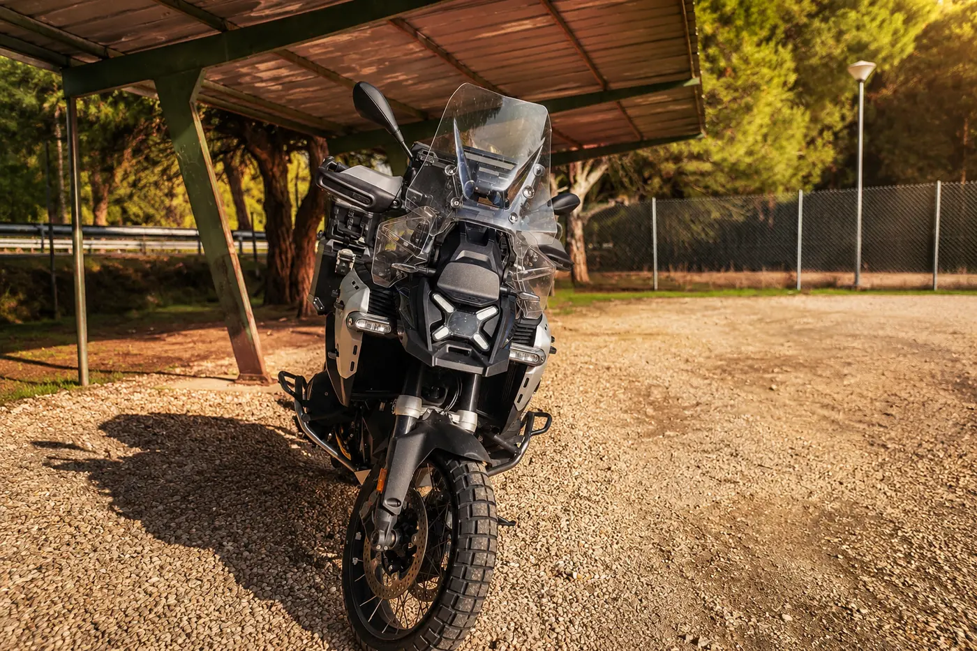 La GS 1300 Adventure vue de face sur du gravier : la largeur des crashbars et l'encombrement de la machine