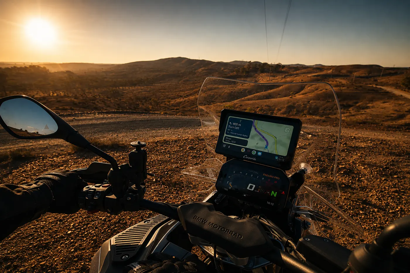Depuis la selle de la GS, une piste caillouteuse au coucher du soleil, navigation à 900 mètres du prochain virage
