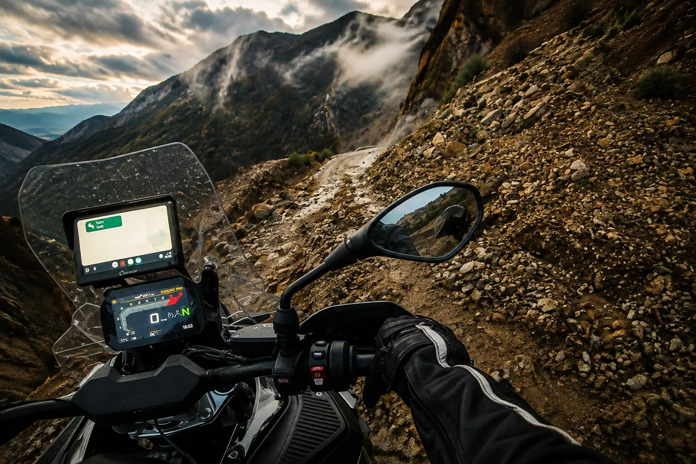 Depuis la selle, une piste de montagne détrempée et caillouteuse, écran TFT en mode Enduro Pro par 11 degrés